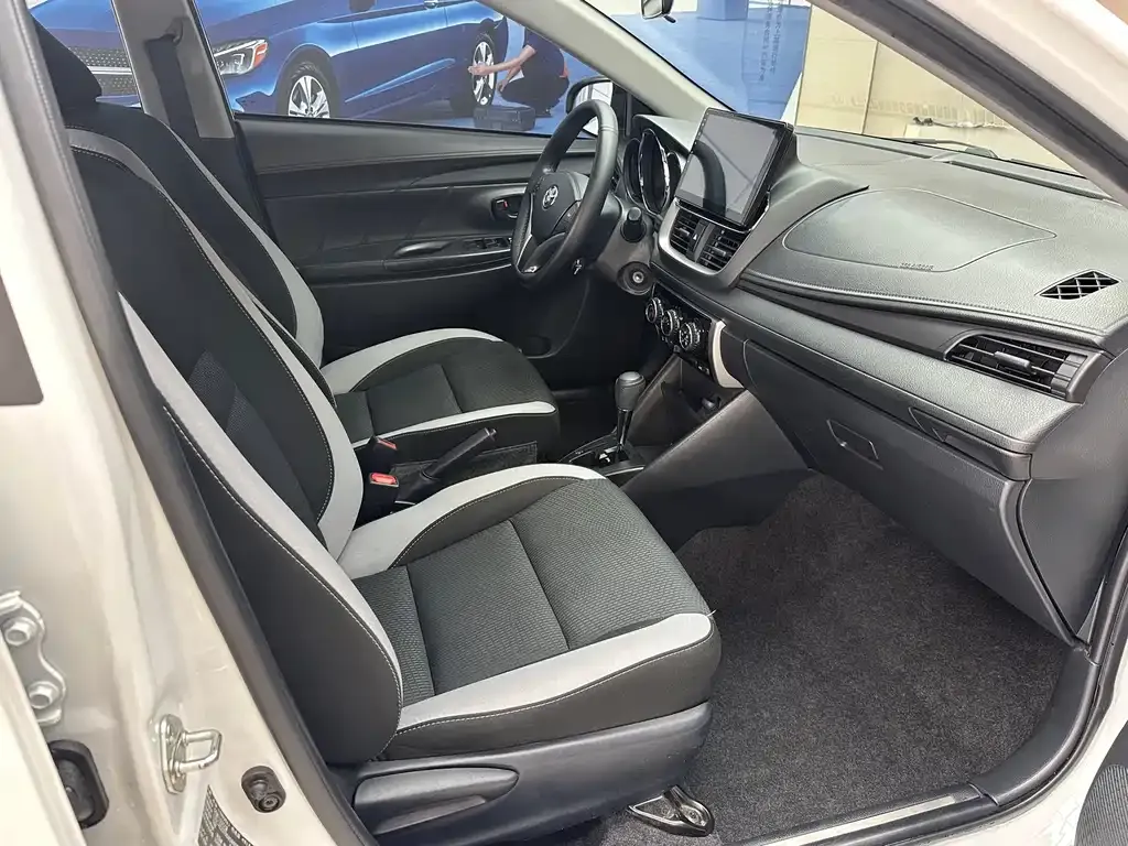 Toyota Yaris L — фото 10