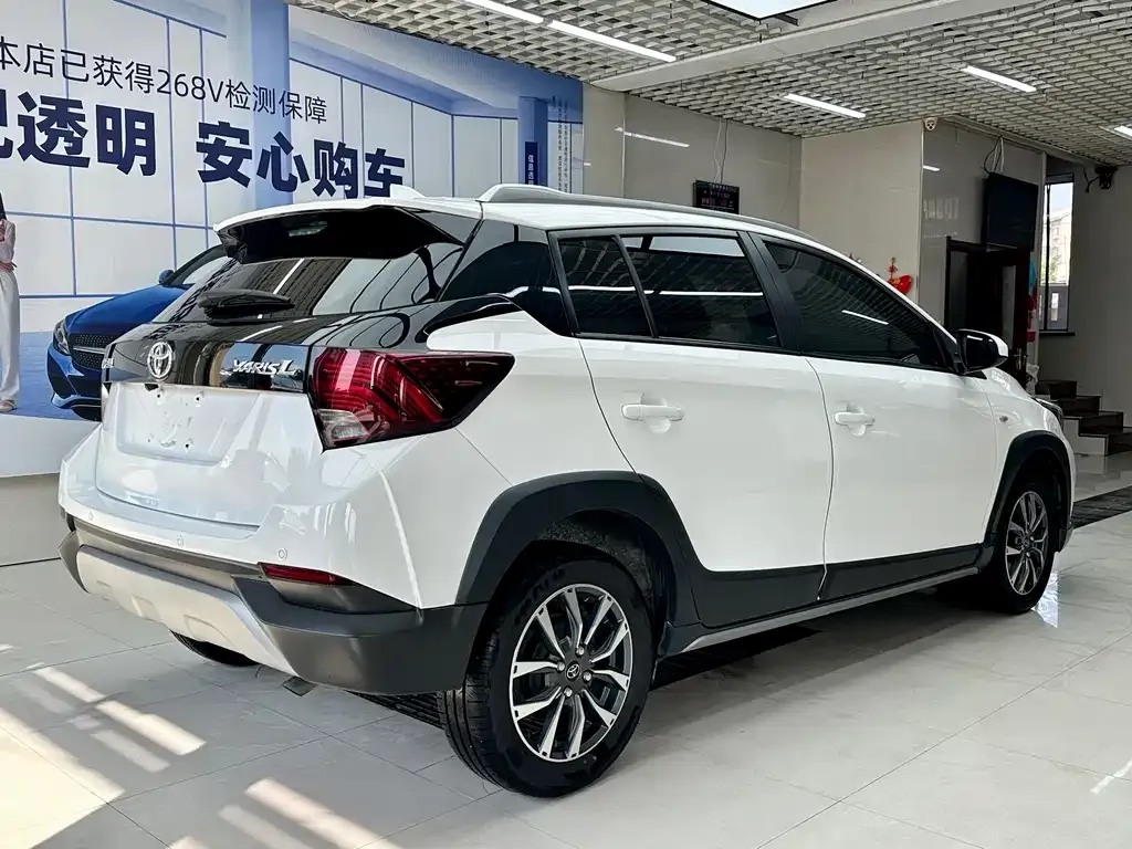 Toyota Yaris L — фото 2