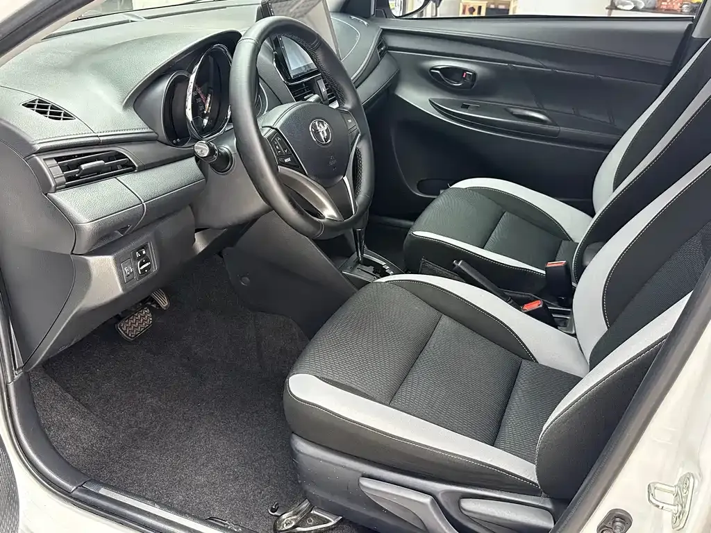 Toyota Yaris L — фото 9