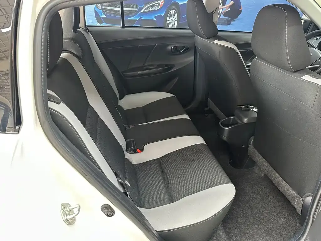 Toyota Yaris L — фото 7