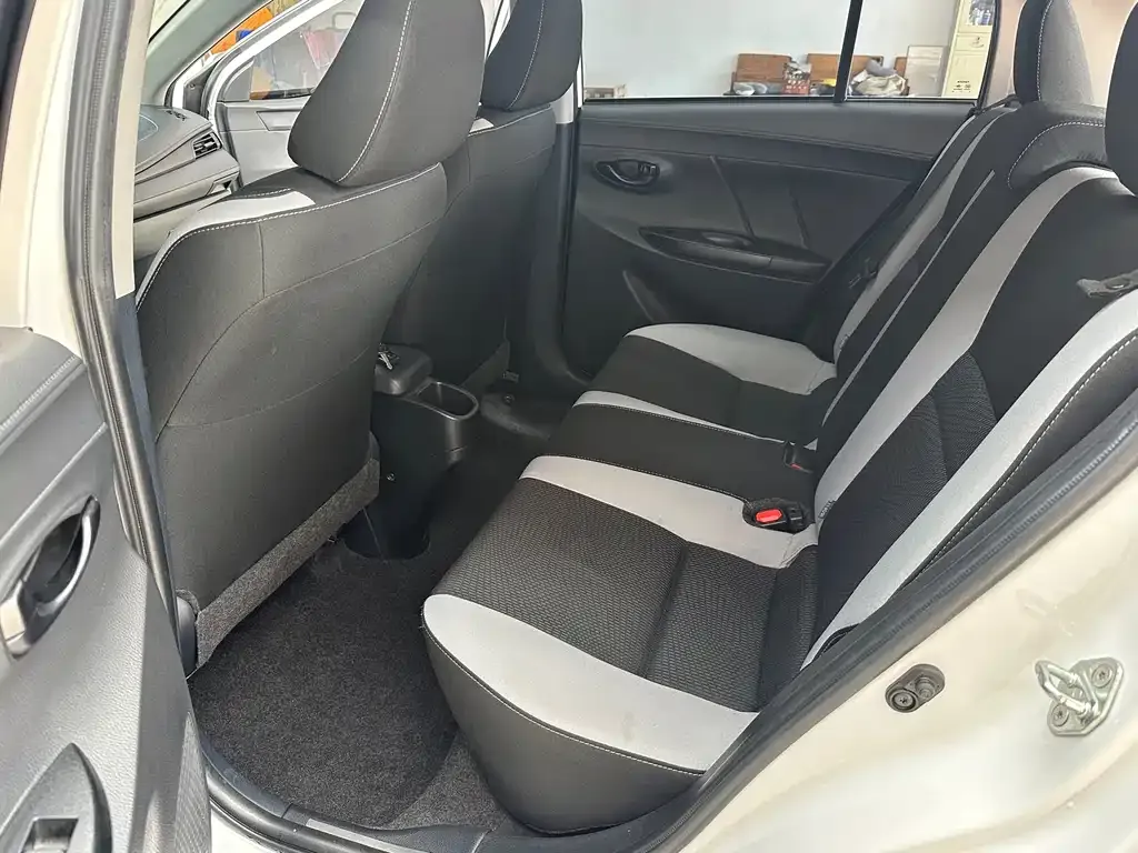Toyota Yaris L — фото 5