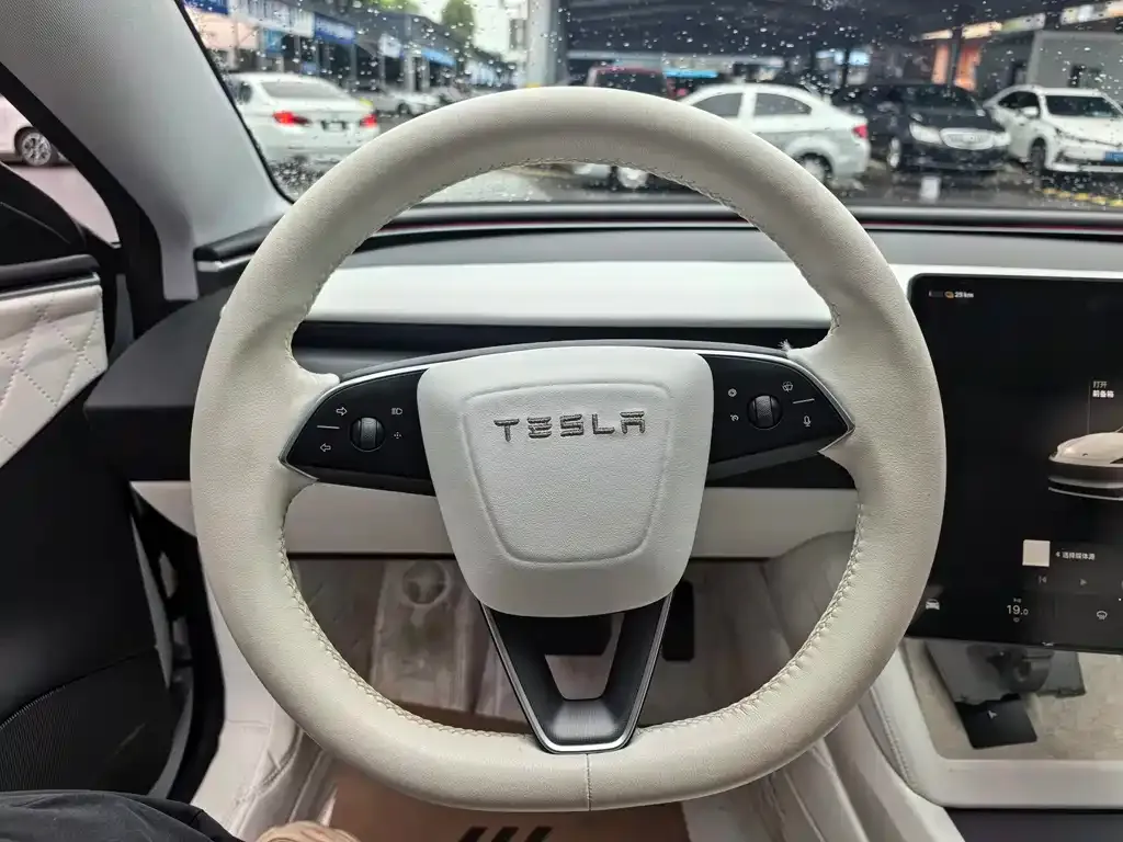 Tesla Model 3 — фото 7