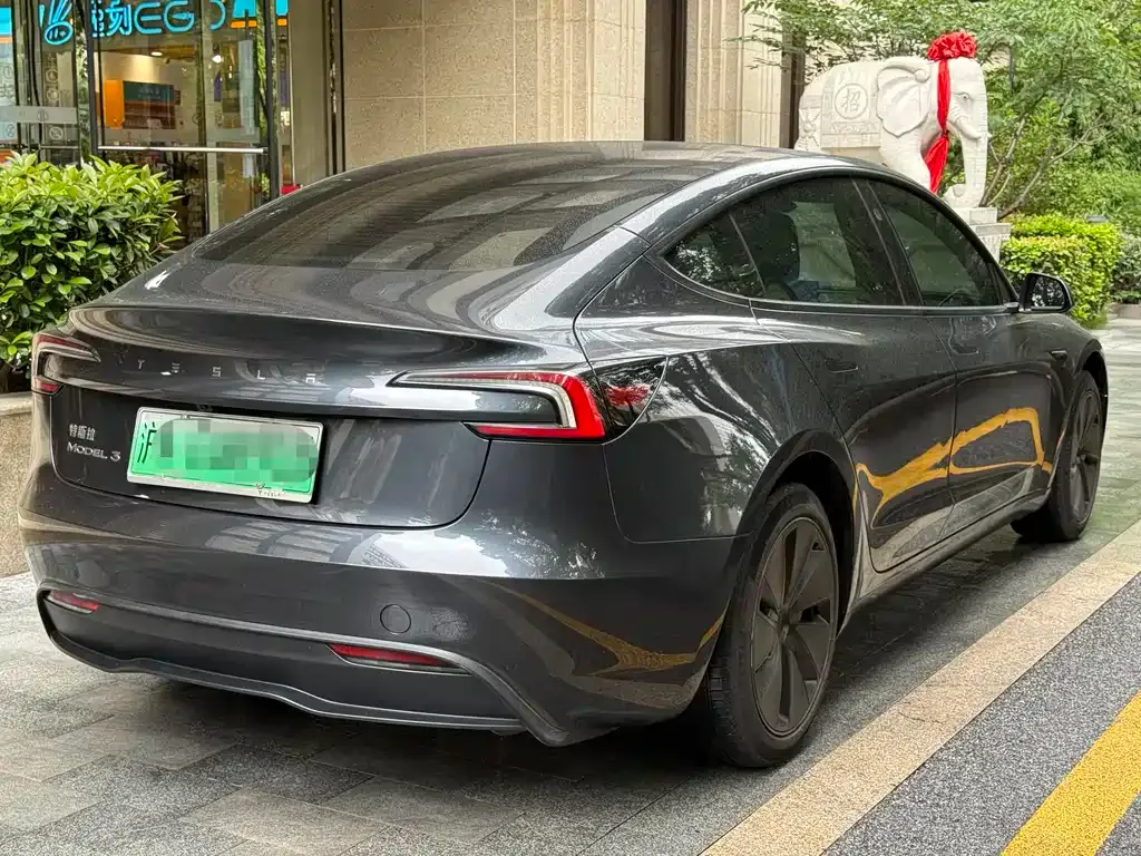 Tesla Model 3 — фото 10