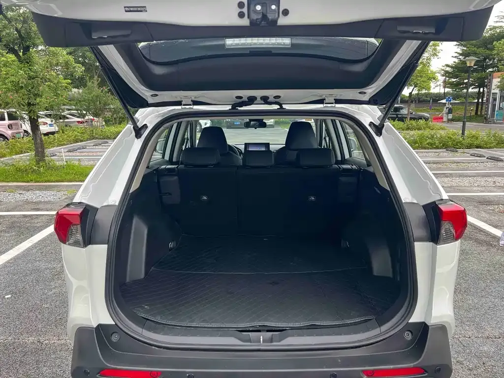 Toyota RAV4 — фото 6
