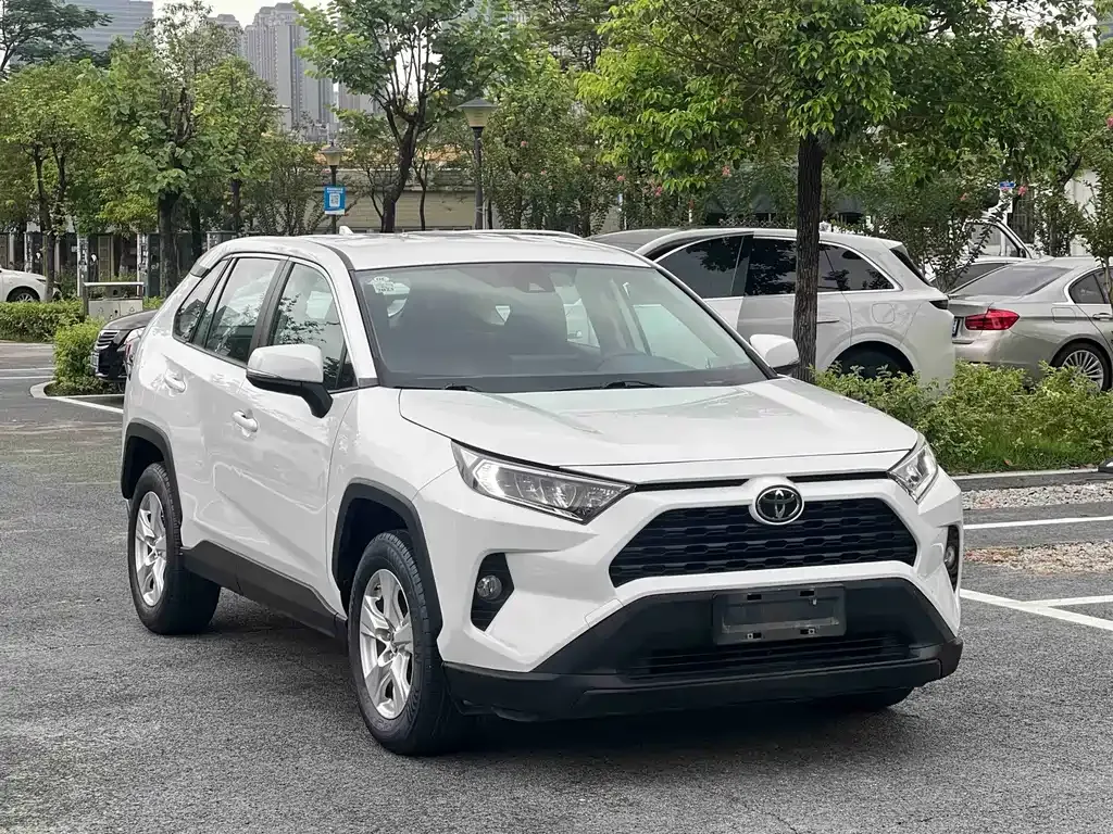 Toyota RAV4 — фото 7