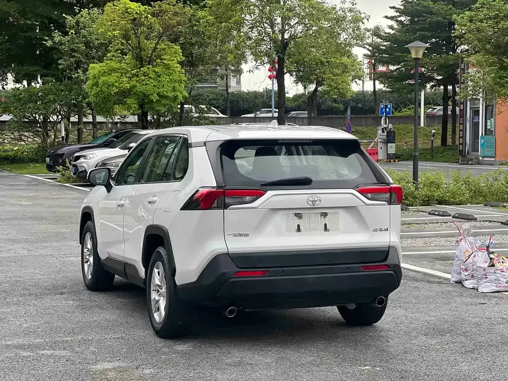 Toyota RAV4 — фото 9