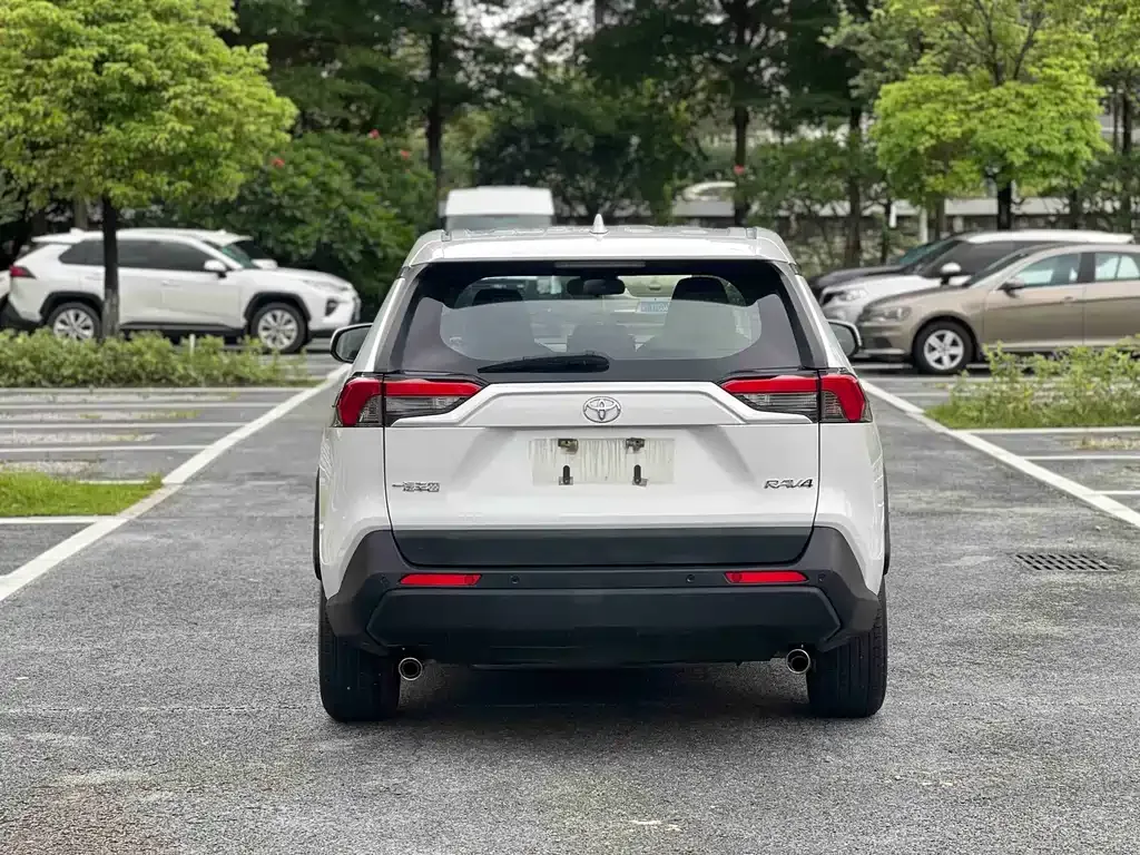 Toyota RAV4 — фото 8