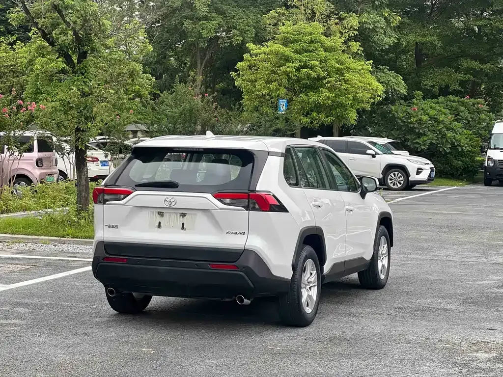 Toyota RAV4 — фото 10