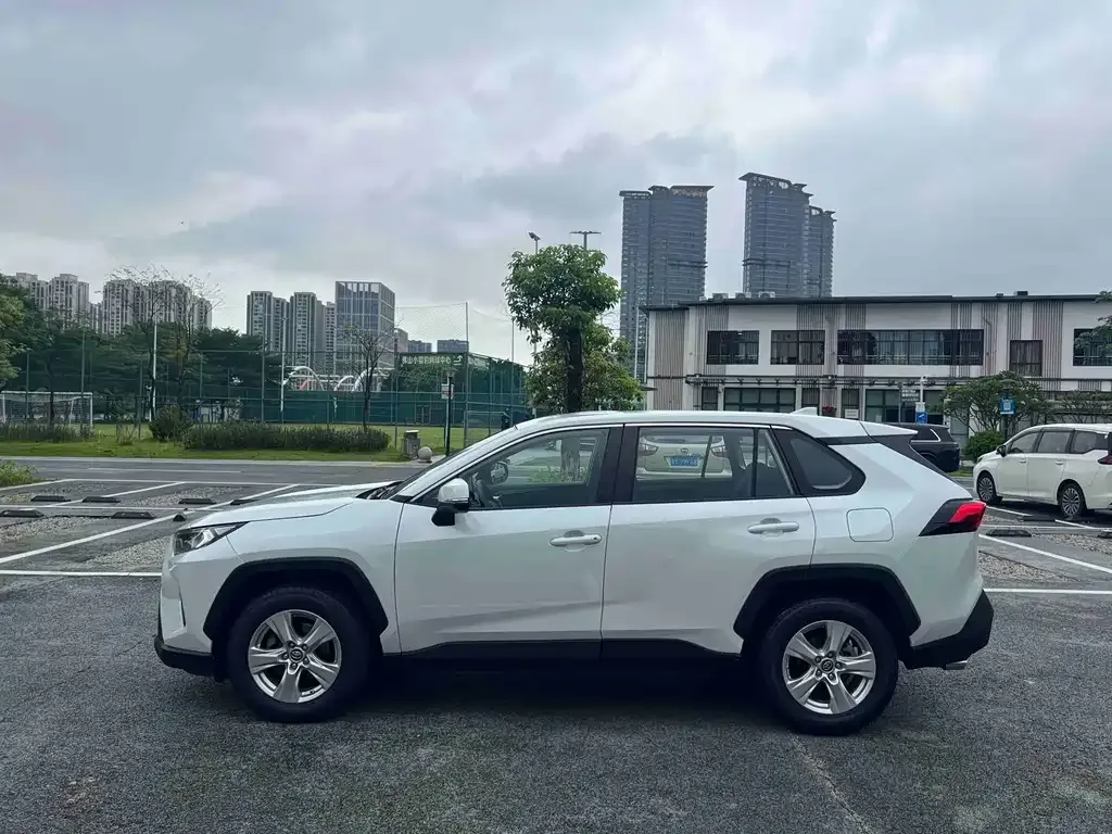 Toyota RAV4 — фото 2
