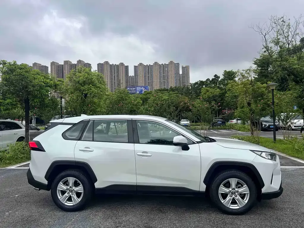 Toyota RAV4 — фото 3