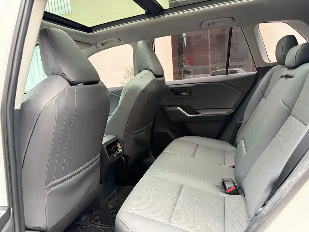 Toyota RAV4 — фото 2
