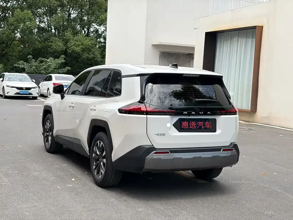 Toyota RAV4 — фото 5