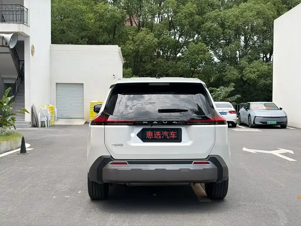 Toyota RAV4 — фото 8