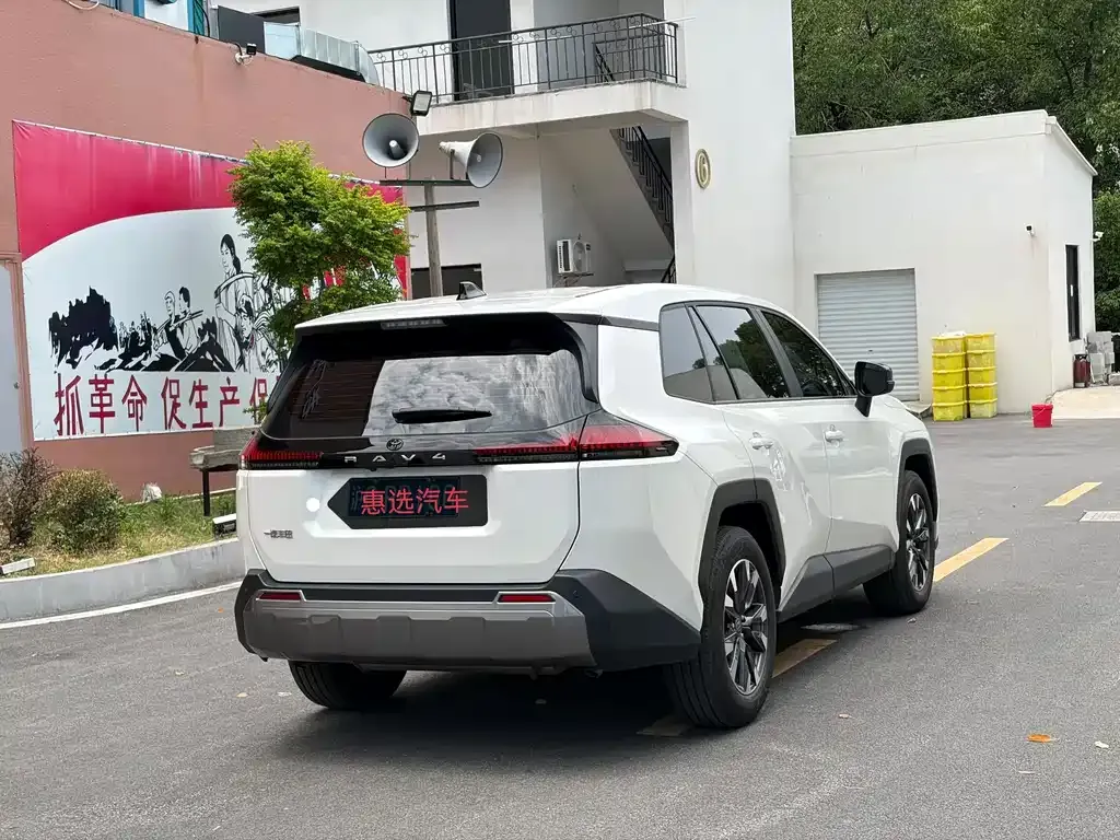 Toyota RAV4 — фото 4