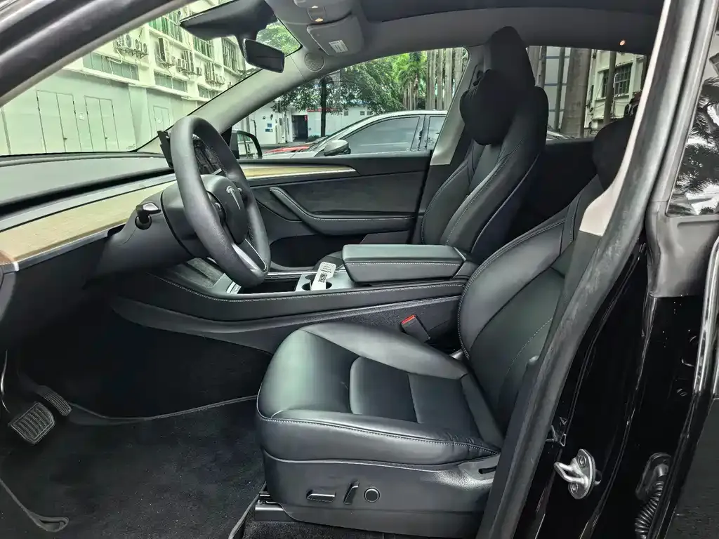 Tesla Model Y — фото 8