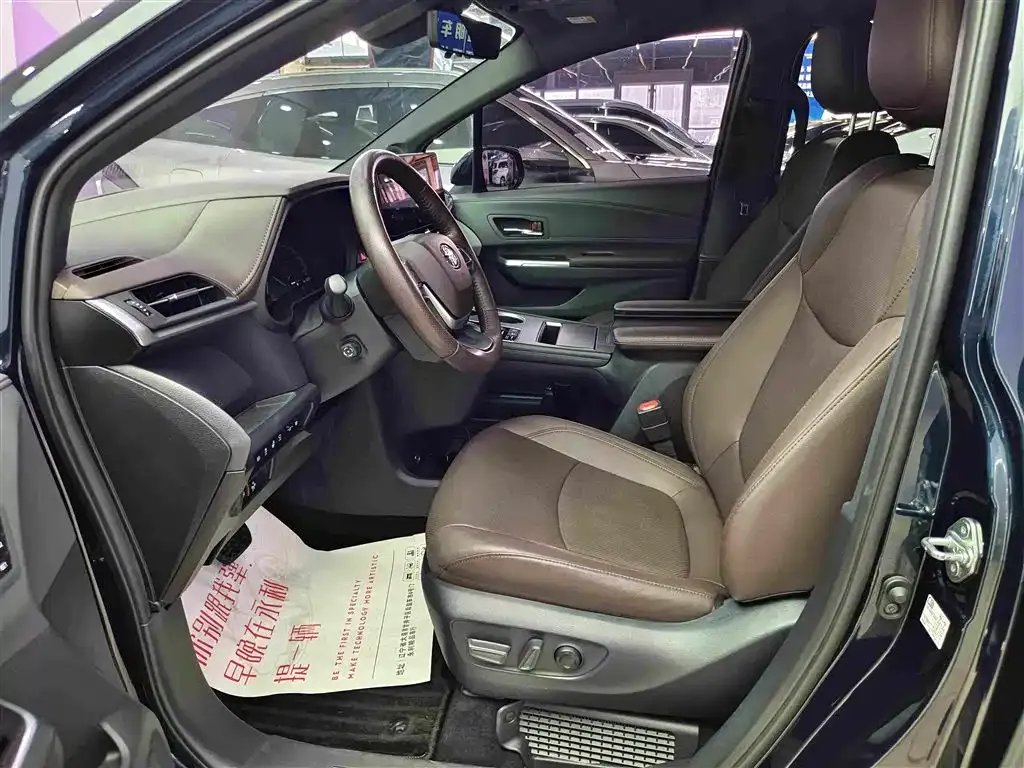 Toyota Granvia — фото 6