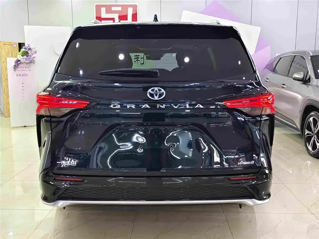 Toyota Granvia — фото 7