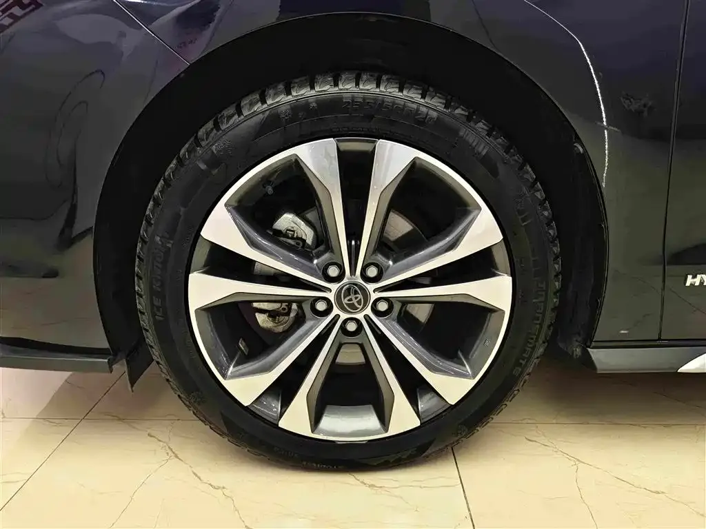 Toyota Granvia — фото 2