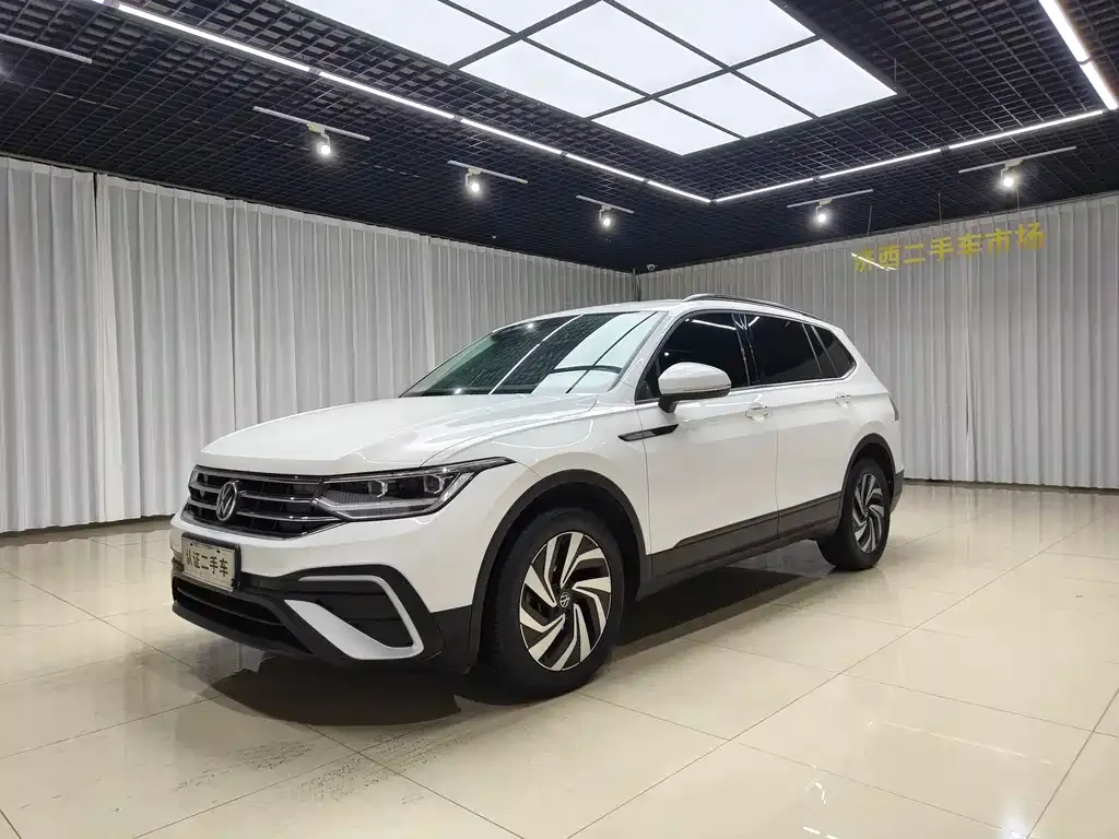 Volkswagen Tiguan L — фото 1