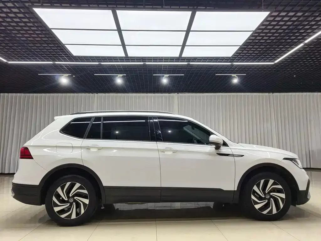 Volkswagen Tiguan L — фото 2