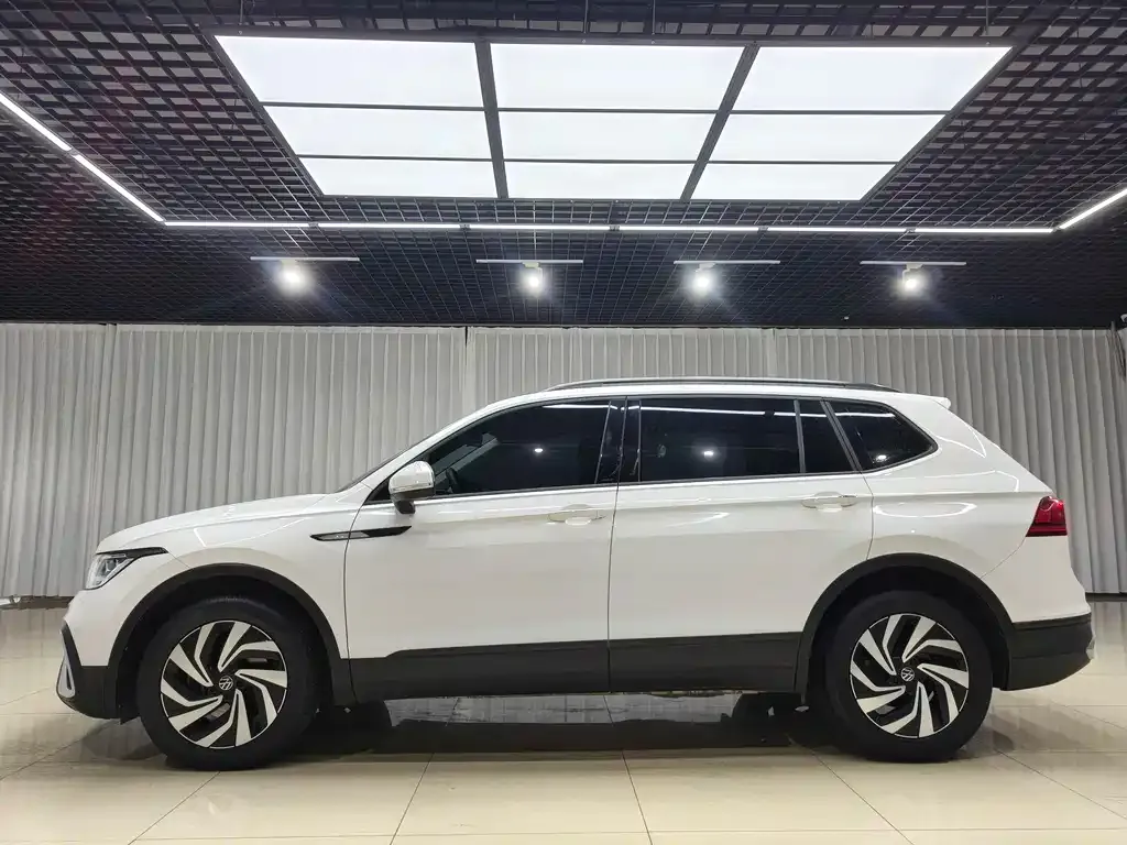 Volkswagen Tiguan L — фото 7