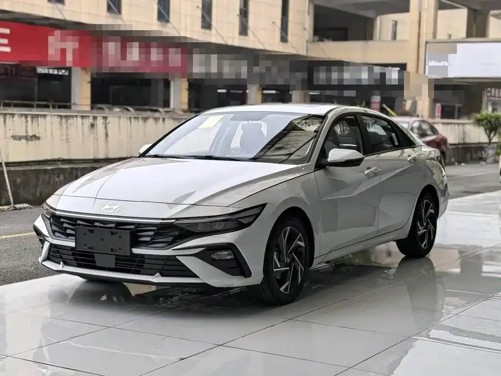 Hyundai Elantra — фото 1