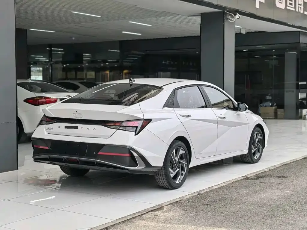 Hyundai Elantra — фото 2