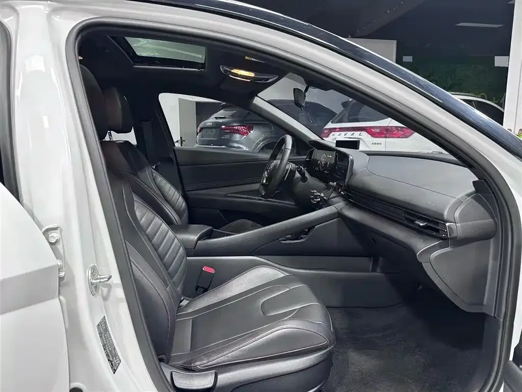 Hyundai Elantra — фото 10