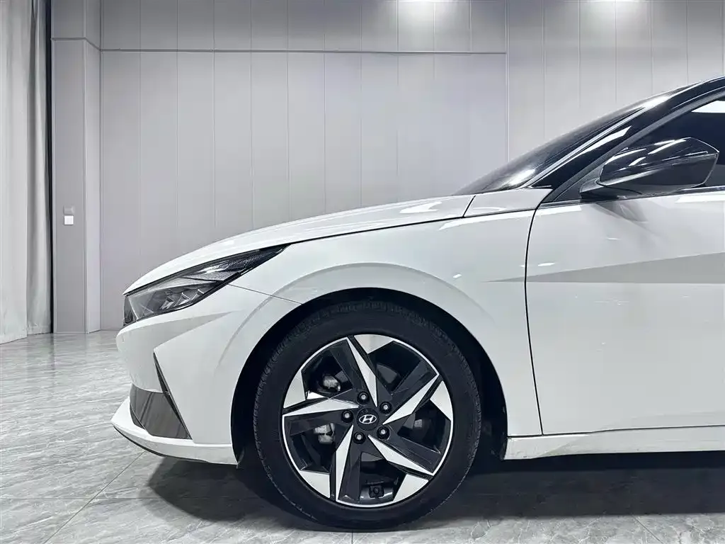 Hyundai Elantra — фото 2