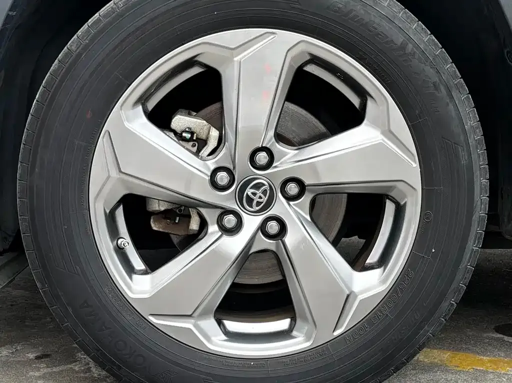 Toyota RAV4 — фото 10