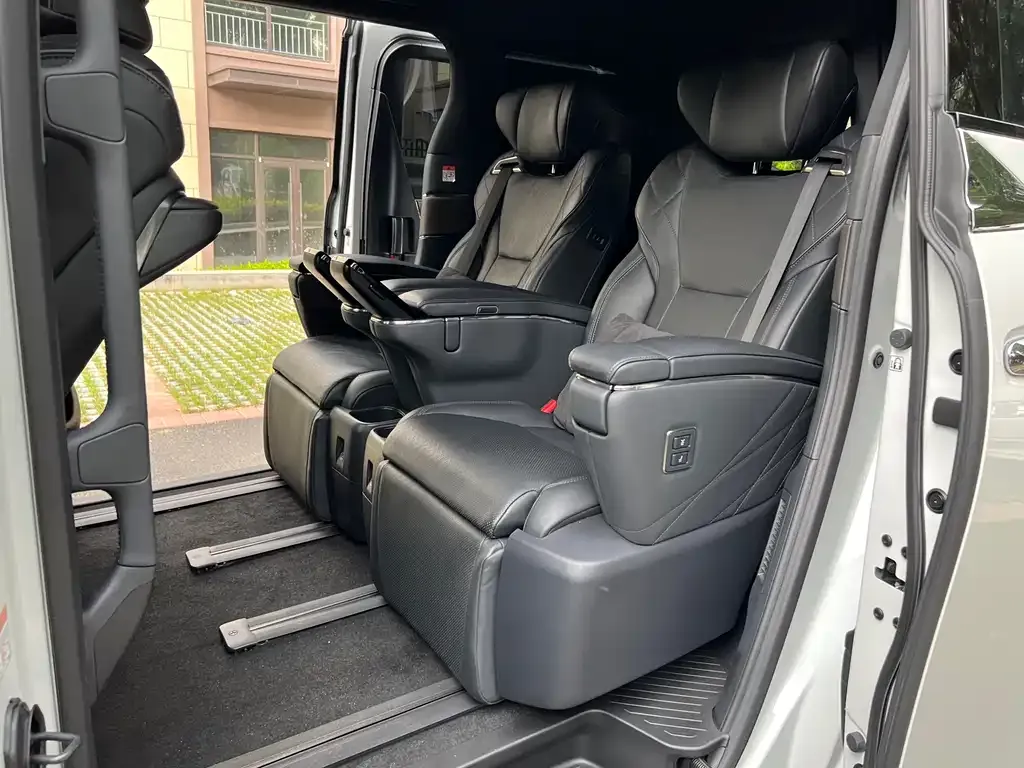 Toyota Vellfire — фото 3
