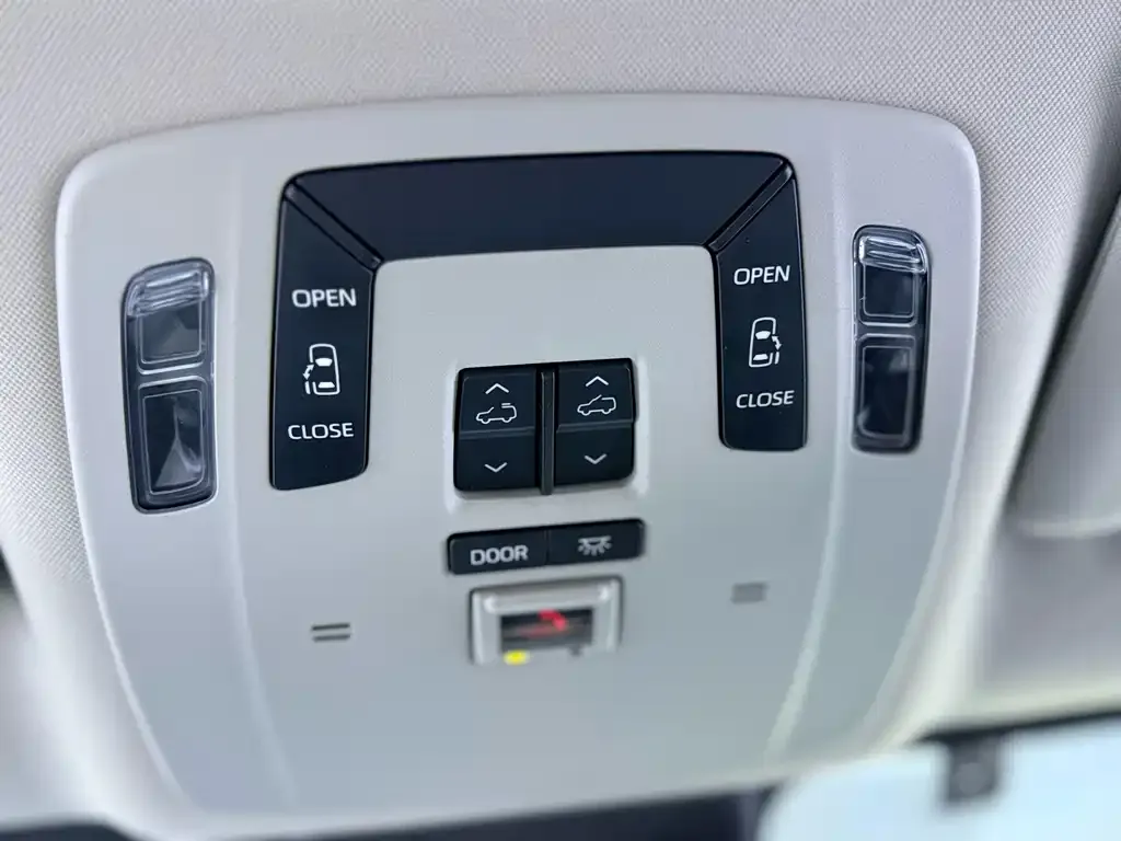 Toyota Granvia — фото 2
