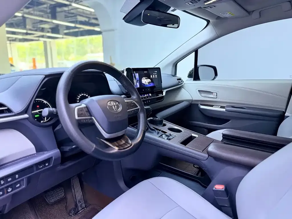 Toyota Granvia — фото 7