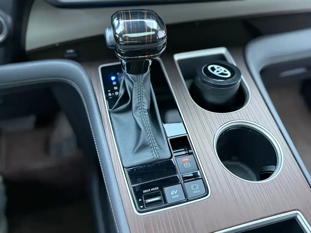 Toyota Granvia — фото 9