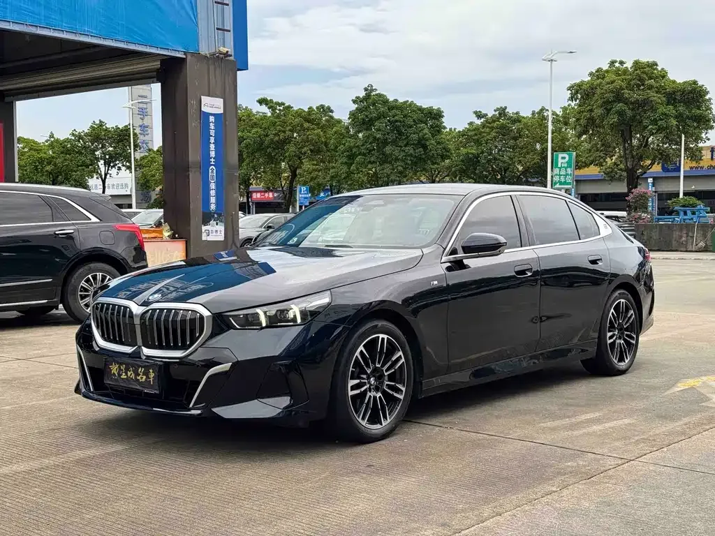 BMW 5 Series — фото 1
