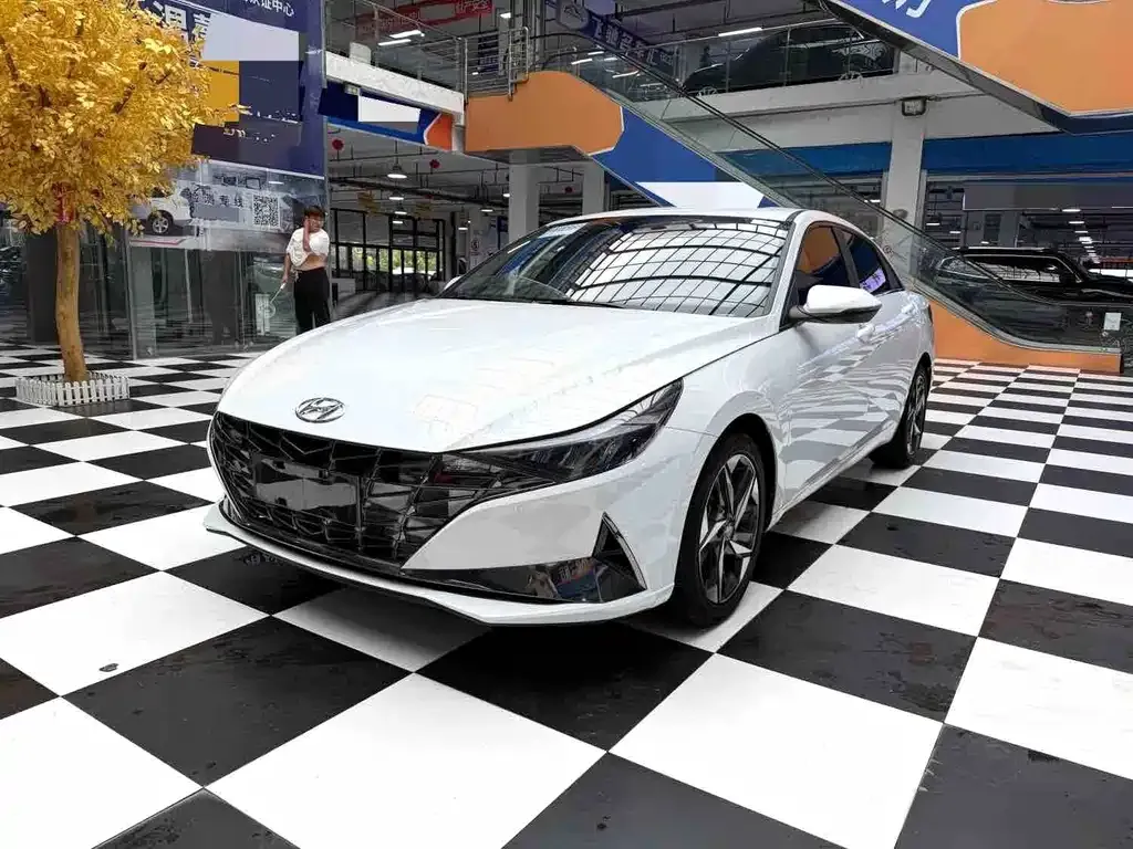 Hyundai Elantra — фото 1