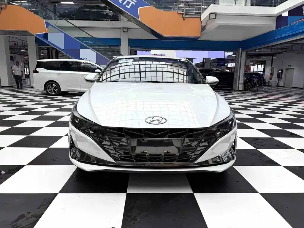 Hyundai Elantra — фото 2