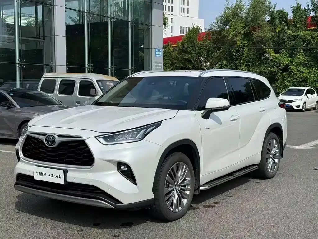 Toyota Highlander — фото 1