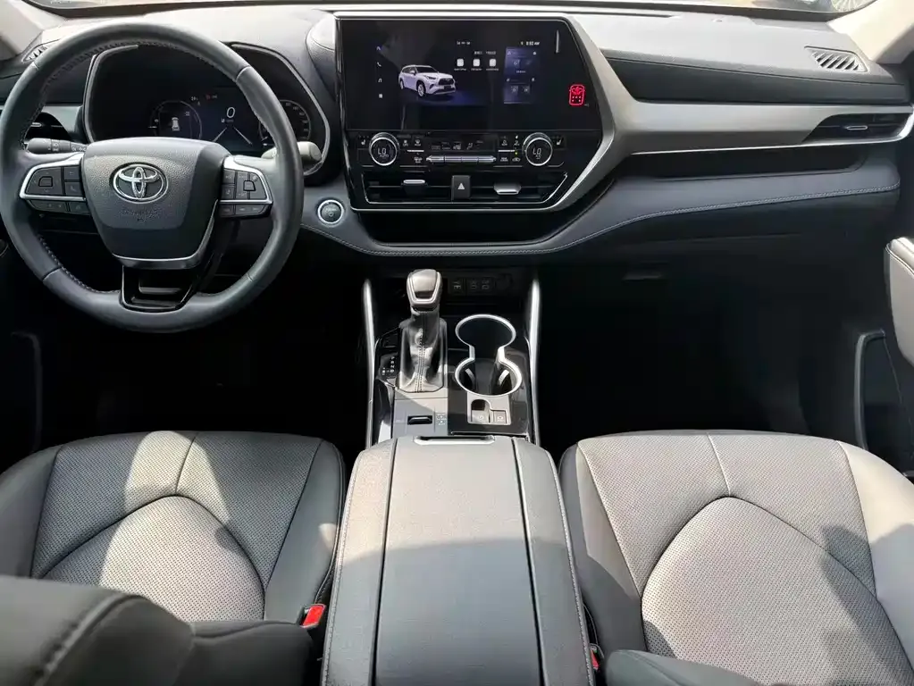 Toyota Highlander — фото 10