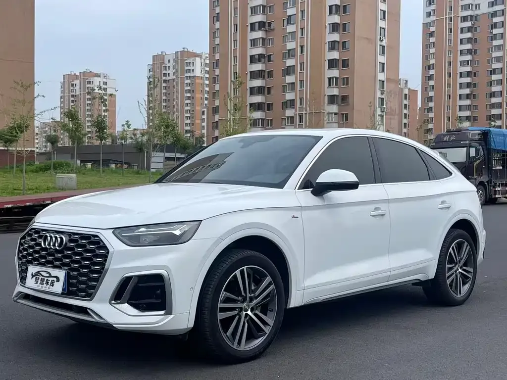 Audi Q5L Sportback — фото 1