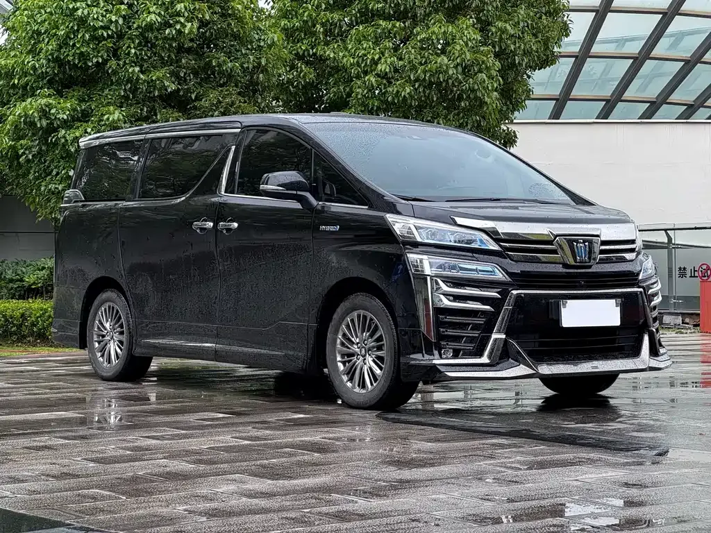 Toyota Alphard — фото 1