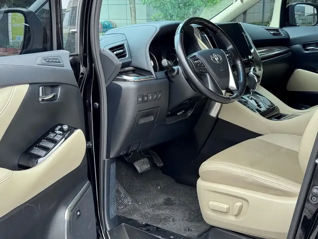 Toyota Alphard — фото 4