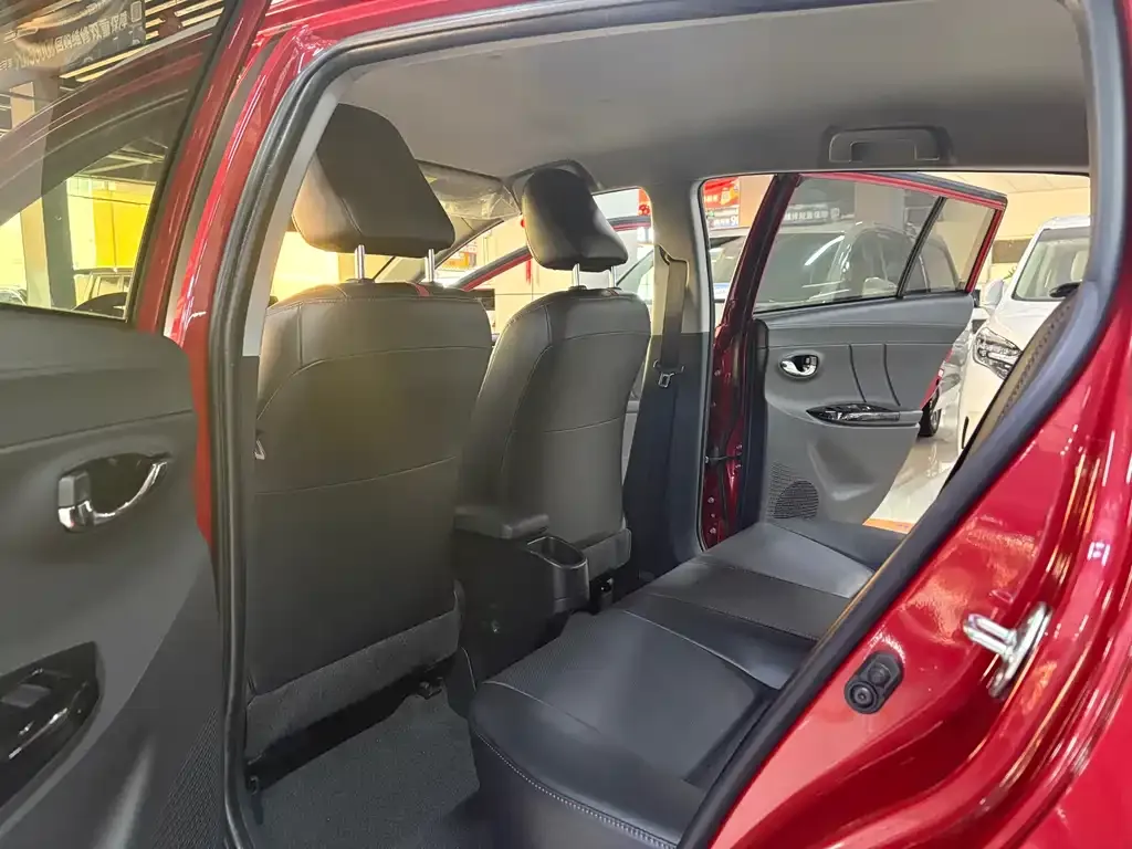 Toyota Yaris L — фото 7