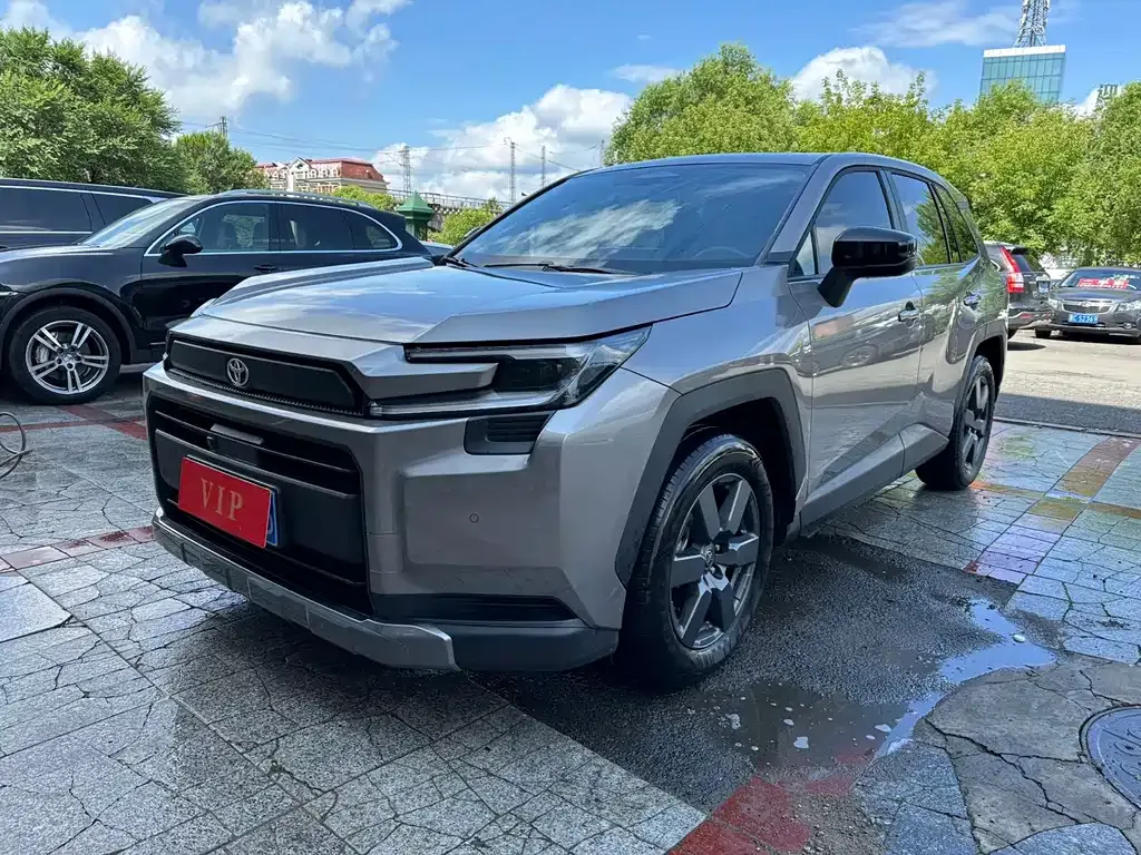 Toyota RAV4 — фото 1