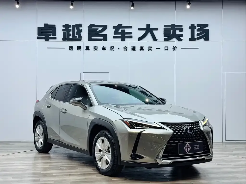 Lexus UX — фото 1