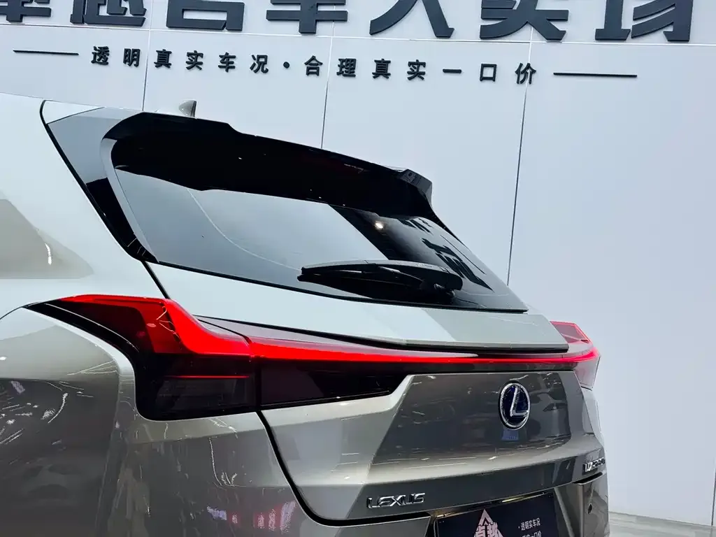 Lexus UX — фото 2