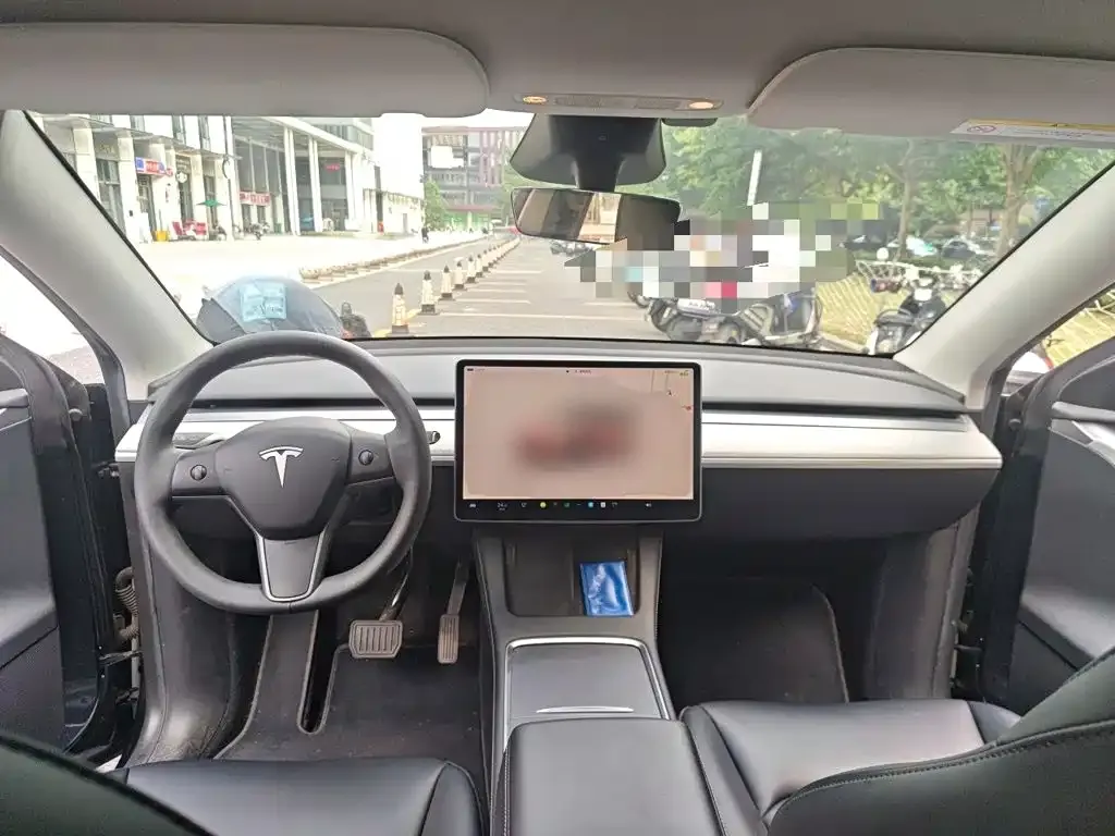Tesla Model Y — фото 10
