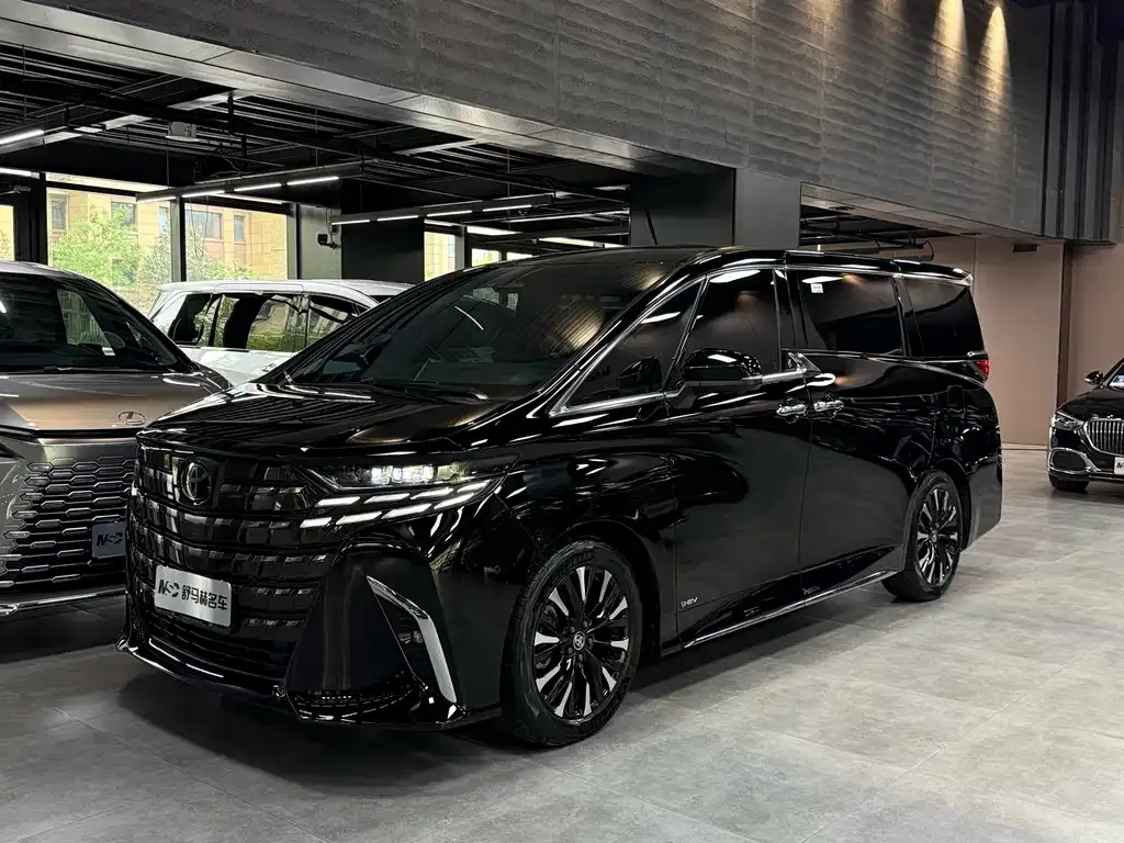 Toyota Alphard — фото 1