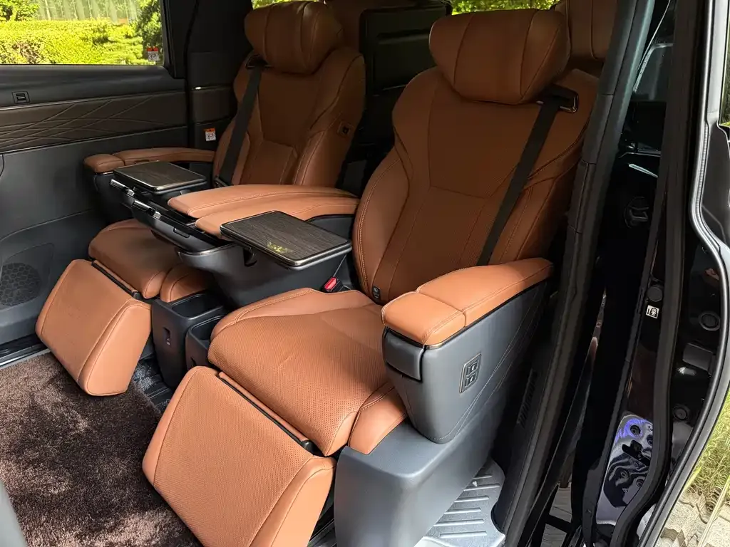 Toyota Alphard — фото 2