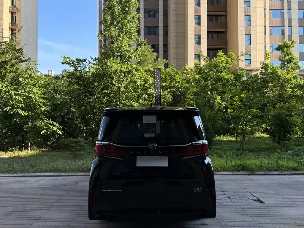Toyota Alphard — фото 4
